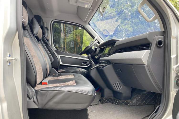 Used Dongfeng Yufeng 2023 V9+ 2.0T Manual Front-Wheel-Drive Multi-Function Short-Chassis Low-Roof 5/6-Seater Interior 3