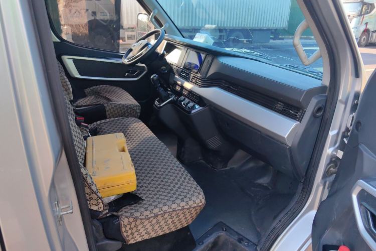 Used Dongfeng Yufeng 2023 V9+ 2.3T Manual Front-Drive Van Long Wheelbase High Roof 3-Seater Interior 3