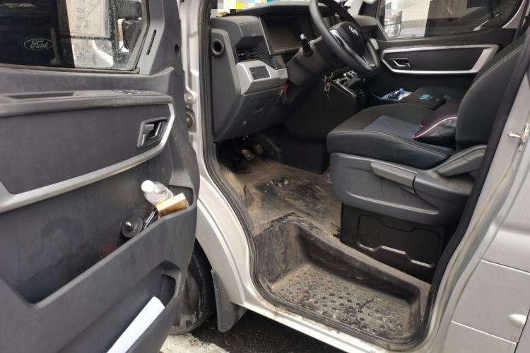 Used Dongfeng Yufeng 2023 V9+ 2.0T Manual Front-Drive Multi-Function Short-Chassis Mid-Height 5/6-Seater Interior 3