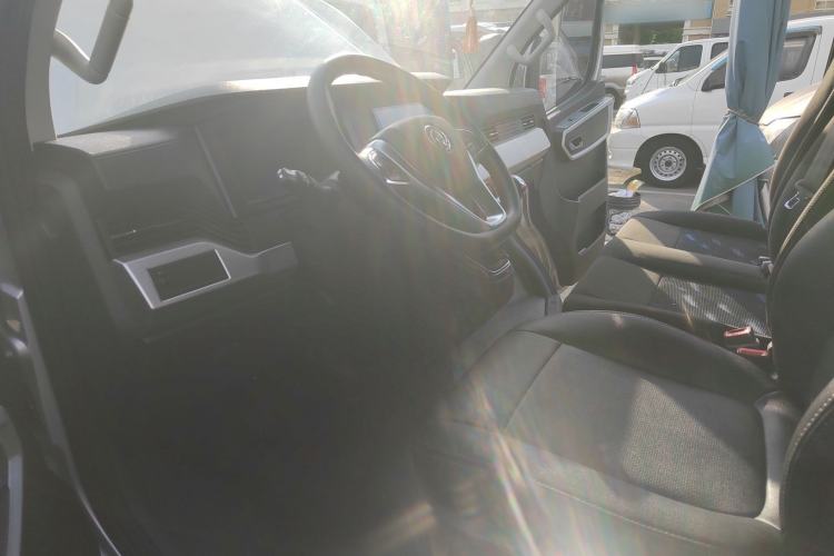 Used Dongfeng Yufeng 2023 V9+ 2.0T Manual Front-Drive Multi-Function Mid-Roof High-Roof 7/8/9-Seater Interior 7