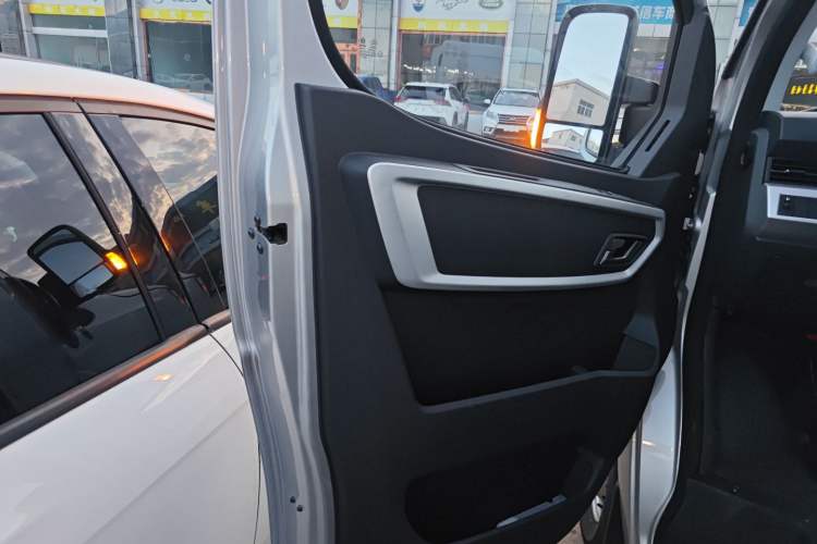 Used Dongfeng Yufeng 2023 V9+ 2.0T Manual Front-Wheel-Drive Multi-Function Mid-Roof Van with 7/8/9 Seats Left Front Door Interior