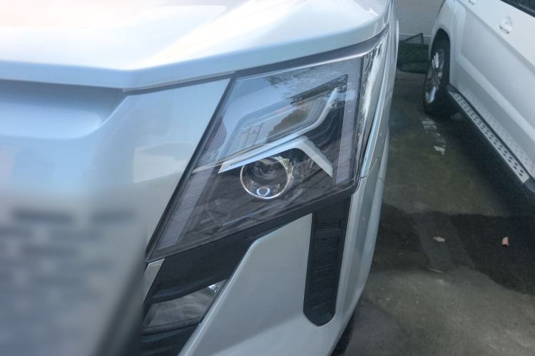 Used Dongfeng Yufeng 2023 V9+ 2.0T Manual Front-Wheel-Drive Multi-Function Short-Chassis Low-Roof 5/6-Seater Left Front Headlight