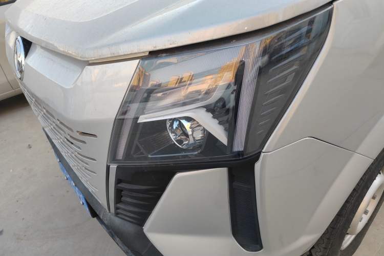 Used Dongfeng Yufeng 2023 V9+ 2.0T Manual Front-Wheel-Drive Multi-Function Short-Chassis Low-Roof 5/6-Seater Left Front Headlight