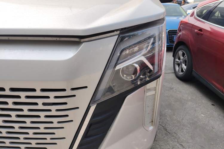 Used Dongfeng Yufeng 2023 V9+ 2.0T Manual Front-Wheel-Drive Multi-Function Mid-Roof Van with 7/8/9 Seats Left Front Headlight