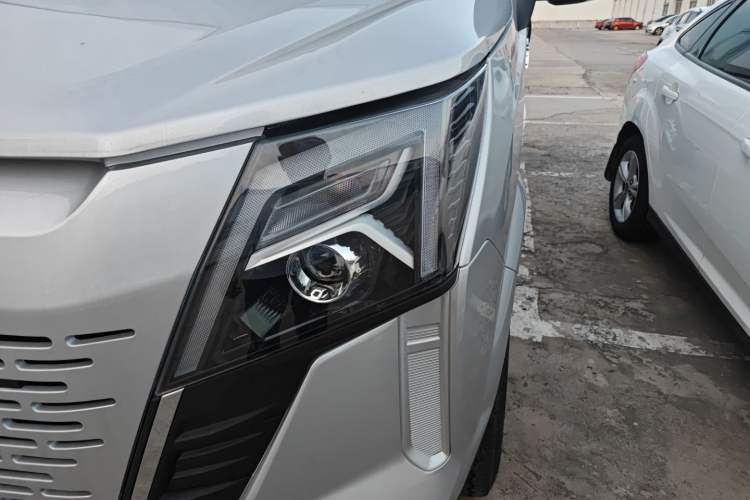 Used Dongfeng Yufeng 2023 V9+ 2.0T Manual Front-Wheel-Drive Multi-Function Mid-Roof Van with 7/8/9 Seats Left Front Headlight