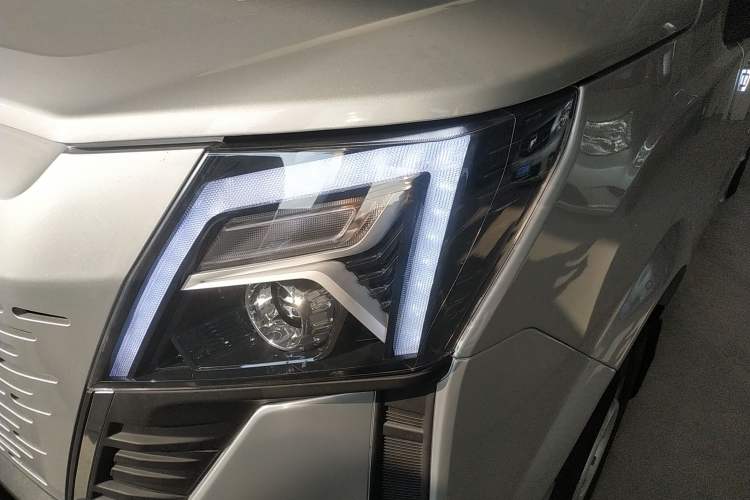 Used Dongfeng Yufeng 2023 V9+ 2.0T Manual Front-Wheel-Drive Multi-Function Mid-Roof Van with 7/8/9 Seats Left Front Headlight