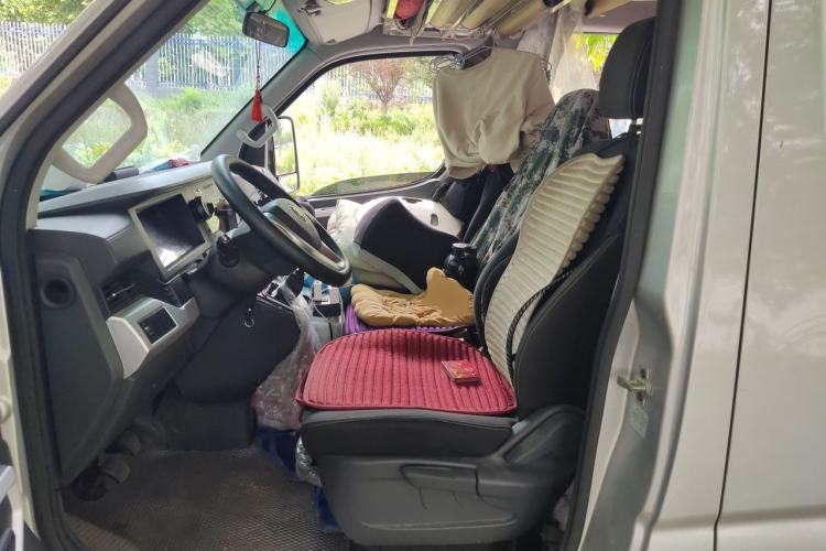 Used Dongfeng Yufeng 2023 V9+ 2.0T Manual Front-Wheel-Drive Multi-Function Mid-Roof Van with 7/8/9 Seats Left Front Seat