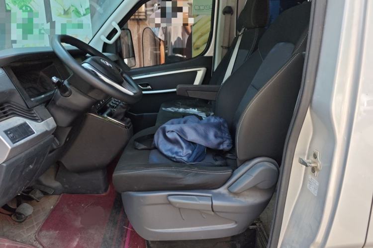 Used Dongfeng Yufeng 2023 V9+ 2.0T Manual Front-Wheel-Drive Multi-Function Mid-Roof Van with 7/8/9 Seats Left Front Seat