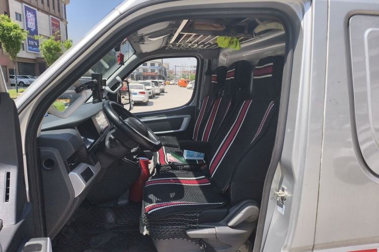 Used Dongfeng Yufeng 2023 V9+ 2.3T Manual Rear-Drive Cargo Van with Dual Rear Tires 3-Seater Left Front Seat