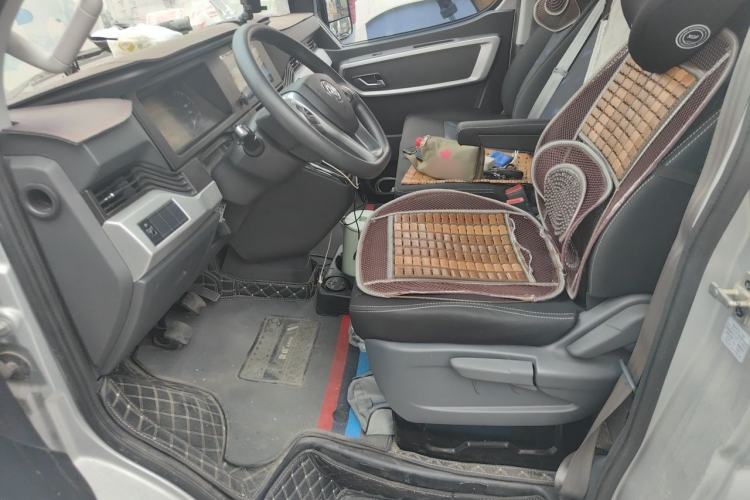 Used Dongfeng Yufeng 2023 V9+ 2.0T Manual Front-Wheel-Drive Multi-Function Mid-Roof Van with 7/8/9 Seats Left Front Seat