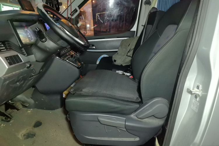Used Dongfeng Yufeng 2023 V9+ 2.0T Manual Front-Wheel-Drive Multi-Function Mid-Roof Van with 7/8/9 Seats Left Front Seat