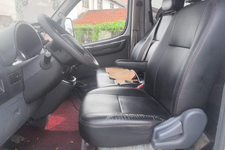 Used Dongfeng Yufeng 2023 V9+ 2.0T Manual Front-Wheel-Drive Multi-Function Mid-Roof Van with 7/8/9 Seats Left Front Seat