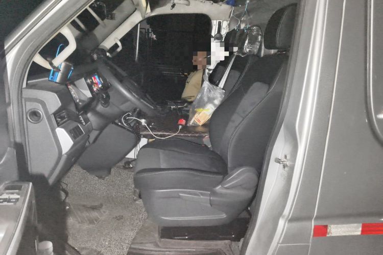 Used Dongfeng Yufeng 2023 V9+ 2.3T Manual Rear-Drive Cargo Van with Dual Rear Tires 3-Seater Left Front Seat