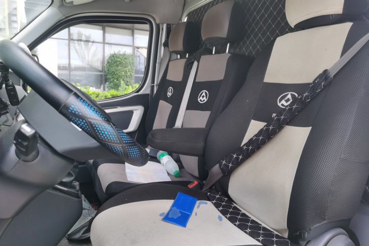 Used Dongfeng Yufeng 2023 V9+ 2.3T Manual Rear-Drive Cargo Van with Dual Rear Tires 3-Seater Left Front Seat
