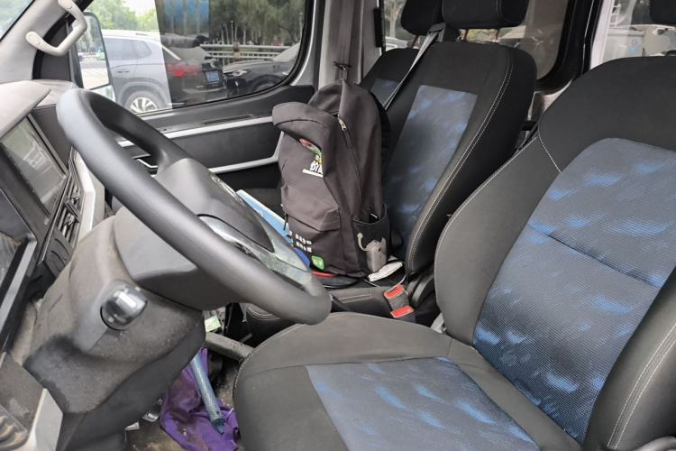 Used Dongfeng Yufeng 2023 V9+ 2.0T Manual Front-Drive Multi-Function Short-Chassis Mid-Height 5/6-Seater Left Front Seat