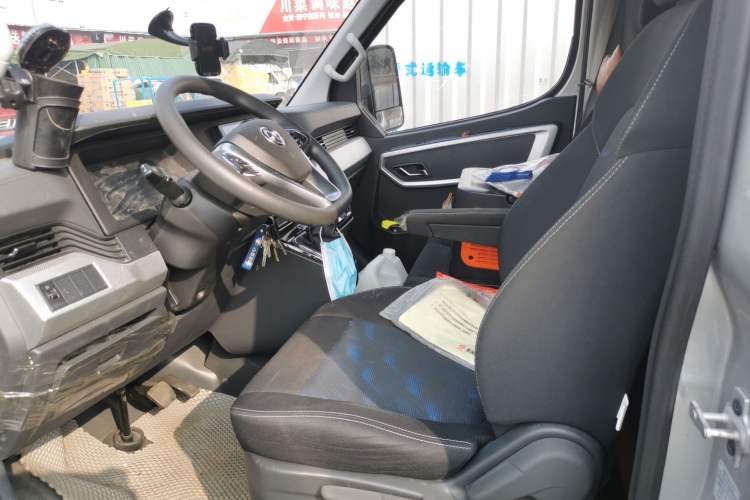 Used Dongfeng Yufeng 2023 V9+ 2.0T Automatic Front-Wheel-Drive Short Wheelbase Mid-Roof Design—5/6-Seater Left Front Seat