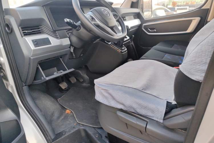 Used Dongfeng Yufeng 2023 V9+ 2.0T Manual Front-Wheel-Drive Multi-Function Short-Chassis Low-Roof 5/6-Seater Left Front Seat
