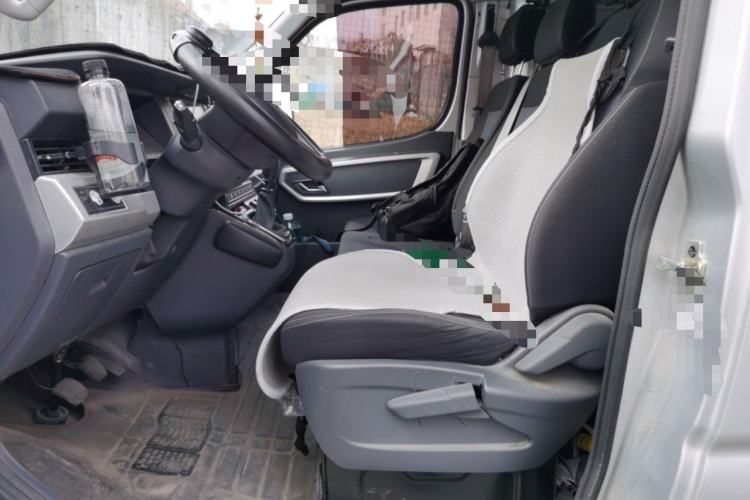 Used Dongfeng Yufeng 2023 V9+ 2.3T Manual Front-Drive Van Short Wheelbase Mid-Roof 3-Seater Left Front Seat