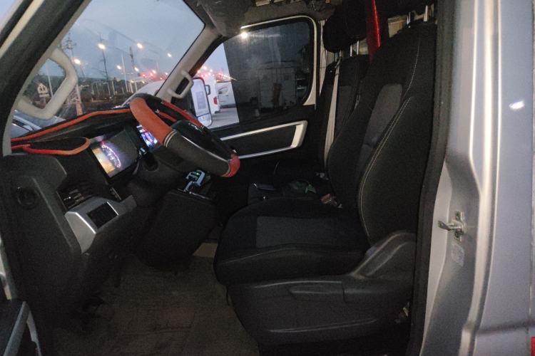Used Dongfeng Yufeng 2023 V9+ 2.3T Manual Rear-Drive Cargo Van with Dual Rear Tires 3-Seater Left Front Seat