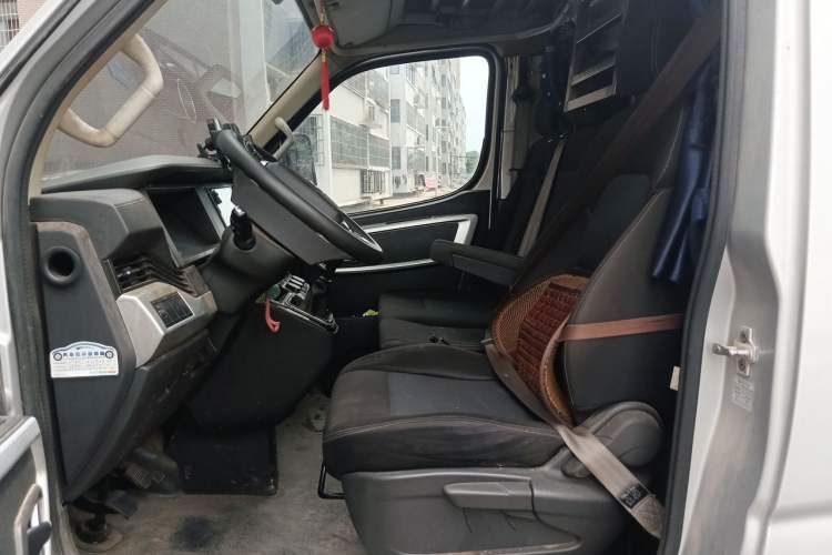 Used Dongfeng Yufeng 2023 V9+ 2.3T Manual Rear-Drive Van Long Wheelbase Mid-Roof Design 3-Seater Left Front Seat