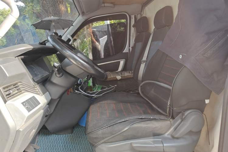 Used Dongfeng Yufeng 2023 V9+ 2.3T Manual Rear-Drive Cargo Van with Dual Rear Tires 3-Seater Left Front Seat