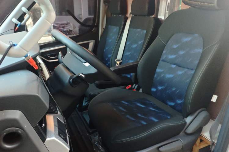 Used Dongfeng Yufeng 2023 V9+ 2.0T Automatic Front-Drive Multi-Function Mid-Roof 7/8/9-Seater Left Front Seat