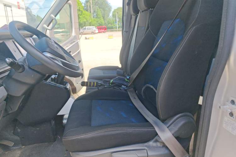 Used Dongfeng Yufeng 2023 V9+ 2.3T Manual Front-Drive Van Long Wheelbase High Roof 3-Seater Left Front Seat