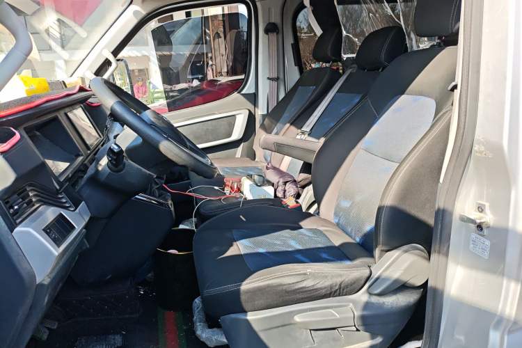 Used Dongfeng Yufeng 2023 V9+ 2.0T Manual Front-Wheel-Drive Multi-Function Mid-Roof Van with 7/8/9 Seats Left Front Seat
