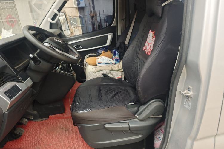 Used Dongfeng Yufeng 2023 V9+ 2.0T Manual Front-Wheel-Drive Multi-Function Short-Chassis Low-Roof 5/6-Seater Left Front Seat