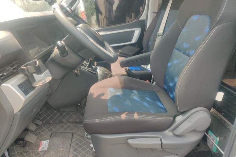 Used Dongfeng Yufeng 2023 V9+ 2.0T Manual Rear-Drive Multi-Function Mid-Height 7/8/9-Seater Left Front Seat
