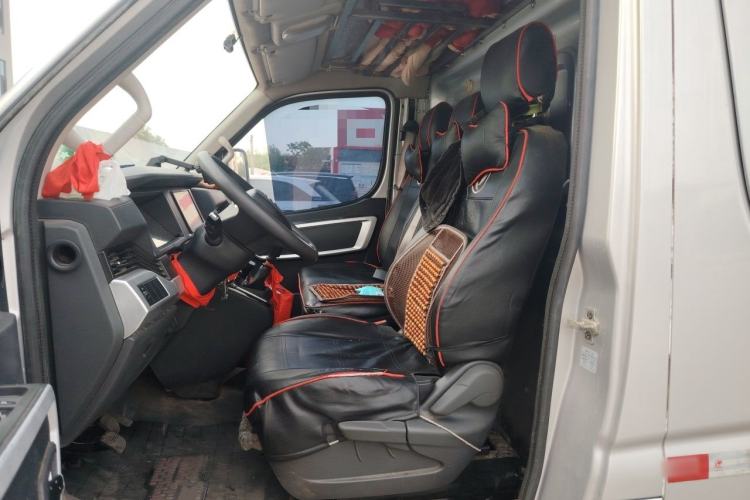 Used Dongfeng Yufeng 2023 V9+ 2.3T Manual Rear-Drive Cargo Van with Dual Rear Tires 3-Seater Left Front Seat