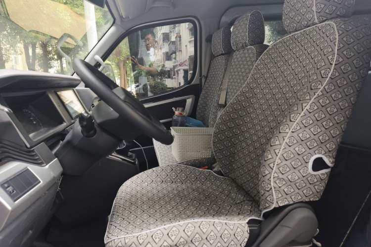 Used Dongfeng Yufeng 2023 V9+ 2.0T Manual Front-Wheel-Drive Multi-Function Mid-Roof Van with 7/8/9 Seats Left Front Seat