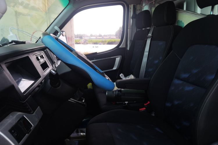 Used Dongfeng Yufeng 2023 V9+ 2.3T Manual Front-Drive Van Long Wheelbase High Roof 3-Seater Left Front Seat