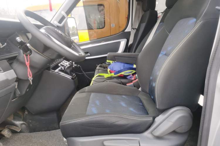 Used Dongfeng Yufeng 2023 V9+ 2.0T Manual Front-Wheel-Drive Multi-Function Mid-Roof Van with 7/8/9 Seats Left Front Seat