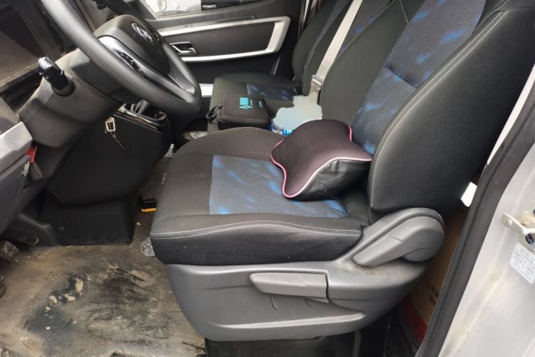 Used Dongfeng Yufeng 2023 V9+ 2.0T Manual Front-Drive Multi-Function Short-Chassis Mid-Height 5/6-Seater Left Front Seat