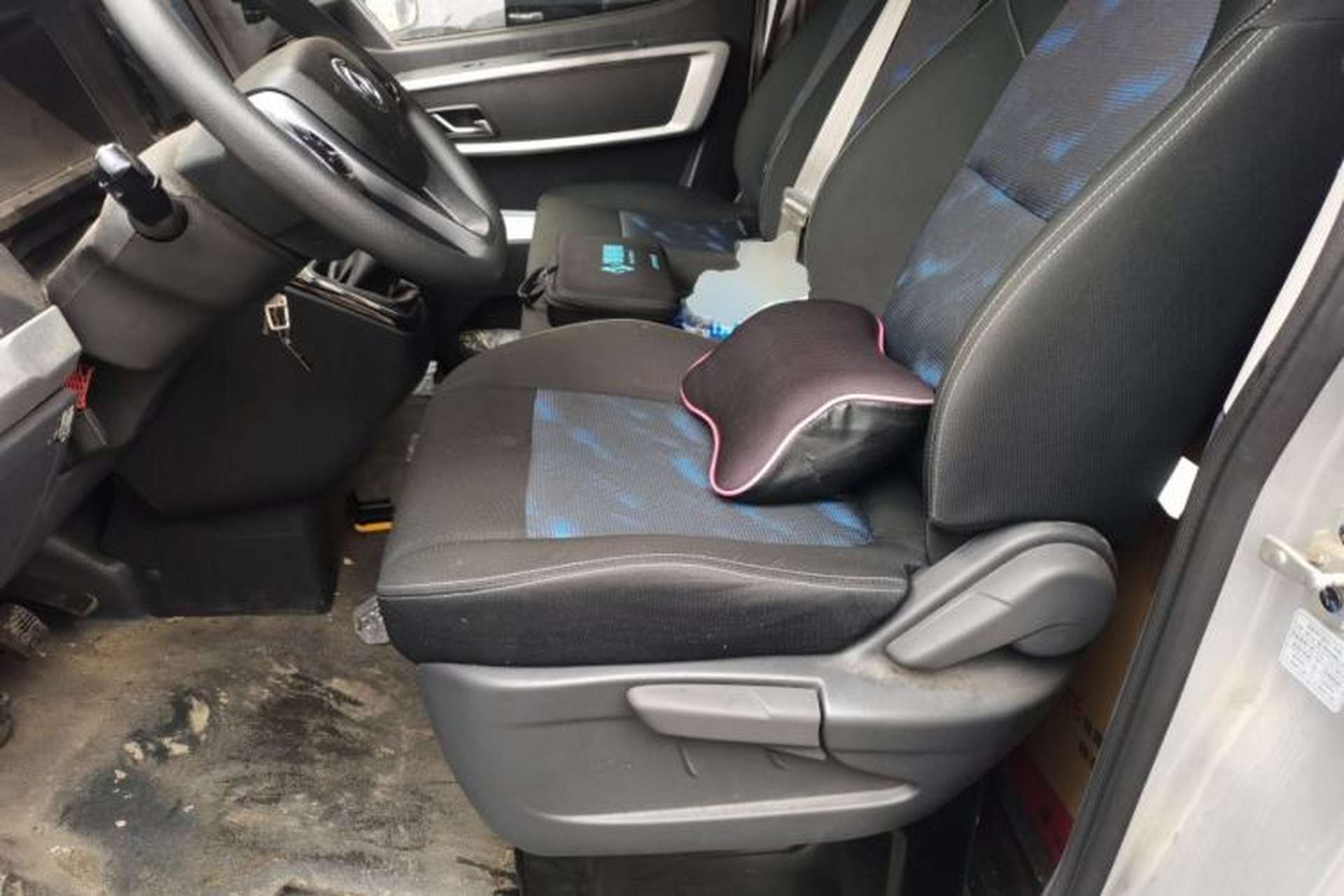 Used Dongfeng Yufeng 2023 V9+ 2.0T Manual Front-Drive Multi-Function Short-Chassis Mid-Height 5/6-Seater Left Front Seat