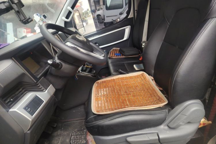 Used Dongfeng Yufeng 2023 V9+ 2.0T Manual Front-Wheel-Drive Multi-Function Short-Chassis Low-Roof 5/6-Seater Left Front Seat