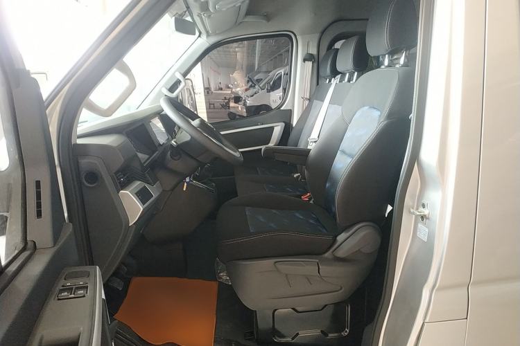 Used Dongfeng Yufeng 2023 V9+ 2.0T Manual Front-Wheel-Drive Multi-Function Mid-Roof Van with 7/8/9 Seats Left Front Seat