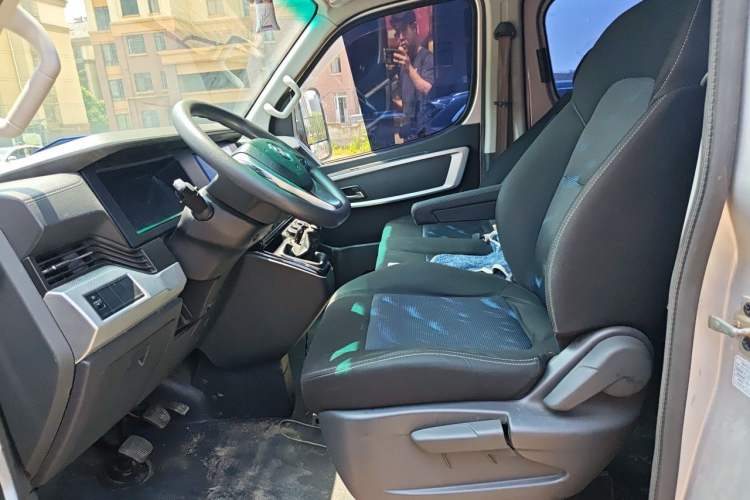 Used Dongfeng Yufeng 2023 V9+ 2.0T Manual Front-Wheel-Drive Multi-Function Mid-Roof Van with 7/8/9 Seats Left Front Seat
