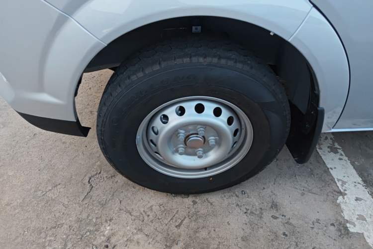 Used Dongfeng Yufeng 2023 V9+ 2.0T Manual Front-Wheel-Drive Multi-Function Mid-Roof Van with 7/8/9 Seats Left Front Wheel Hub