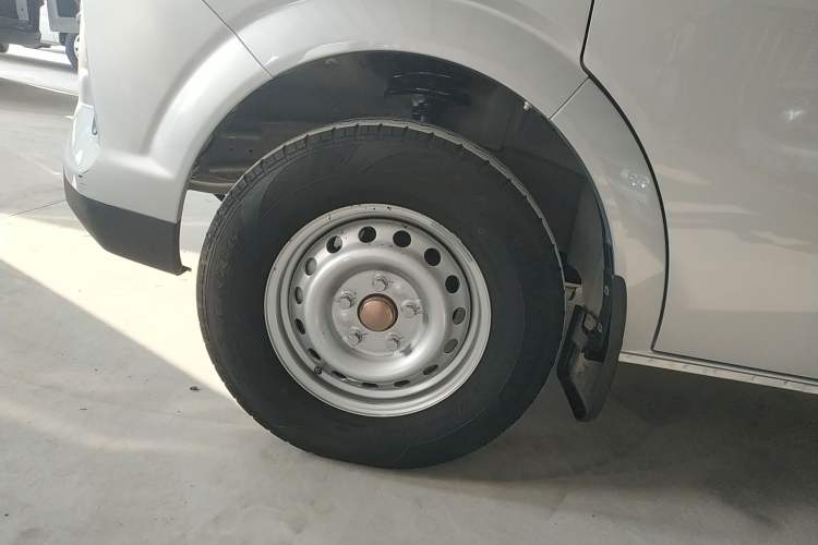 Used Dongfeng Yufeng 2023 V9+ 2.0T Manual Front-Wheel-Drive Multi-Function Mid-Roof Van with 7/8/9 Seats Left Front Wheel Hub