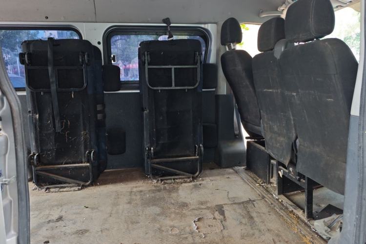 Used Dongfeng Yufeng 2023 V9+ 2.0T Manual Front-Wheel-Drive Multi-Function Mid-Roof Van with 7/8/9 Seats Left Rear Seat