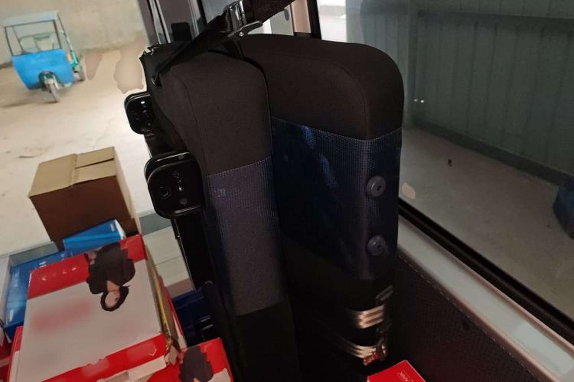 Used Dongfeng Yufeng 2023 V9+ 2.0T Manual Front-Drive Multi-Function Short-Chassis Mid-Height 5/6-Seater Left Rear Seat