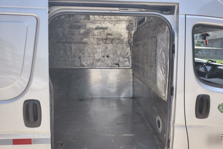 Used Dongfeng Yufeng 2023 V9+ 2.3T Manual Rear-Drive Cargo Van with Dual Rear Tires 3-Seater Left Rear Seat