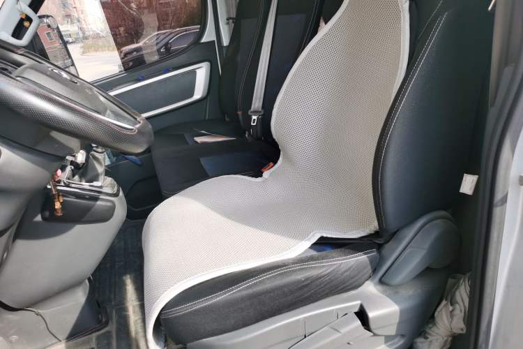 Used Dongfeng Yufeng 2023 V9+ 2.3T Manual Front-Drive Van Short Wheelbase Mid-Roof 3-Seater Left Rear Seat