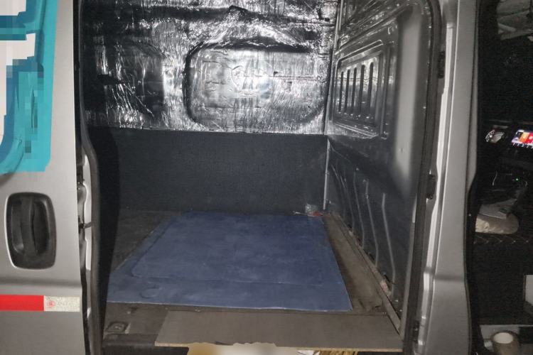 Used Dongfeng Yufeng 2023 V9+ 2.3T Manual Rear-Drive Cargo Van with Dual Rear Tires 3-Seater Left Rear Seat