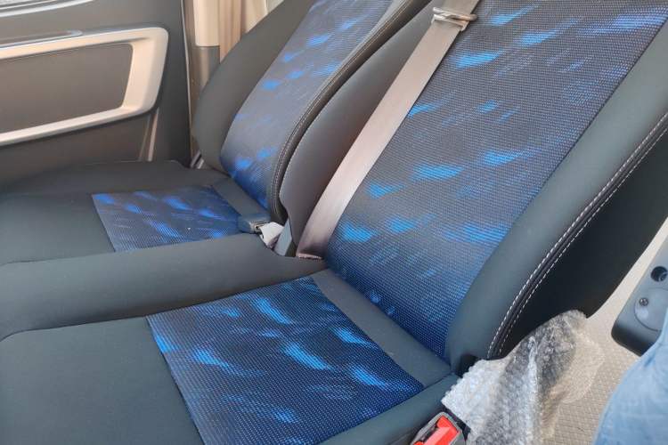 Used Dongfeng Yufeng 2023 V9+ 2.0T Manual Front-Wheel-Drive Multi-Function Short-Chassis Low-Roof 5/6-Seater Left Rear Seat