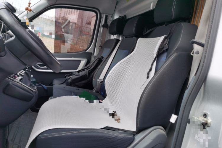 Used Dongfeng Yufeng 2023 V9+ 2.3T Manual Front-Drive Van Short Wheelbase Mid-Roof 3-Seater Left Rear Seat