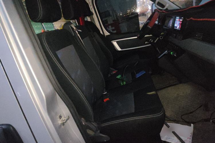 Used Dongfeng Yufeng 2023 V9+ 2.3T Manual Rear-Drive Cargo Van with Dual Rear Tires 3-Seater Left Rear Seat
