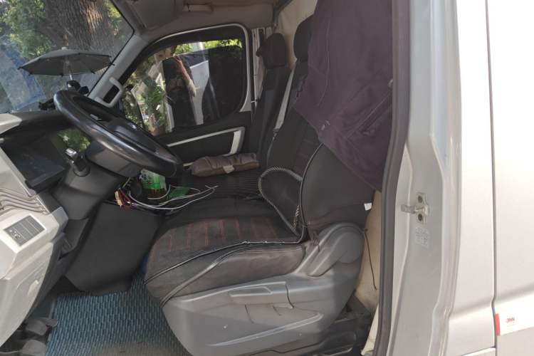 Used Dongfeng Yufeng 2023 V9+ 2.3T Manual Rear-Drive Cargo Van with Dual Rear Tires 3-Seater Left Rear Seat